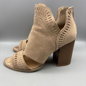 Qupid Peep Toe Booties Women’s Size 8 Tan Faux Suede Zip Up 3.75” Heels